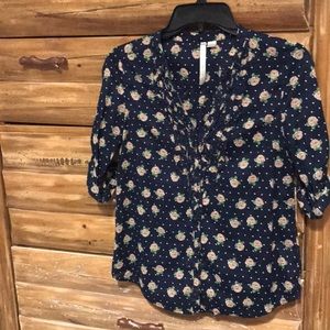 Floral V-neck button up. 3/4 length sleeves sizeXS